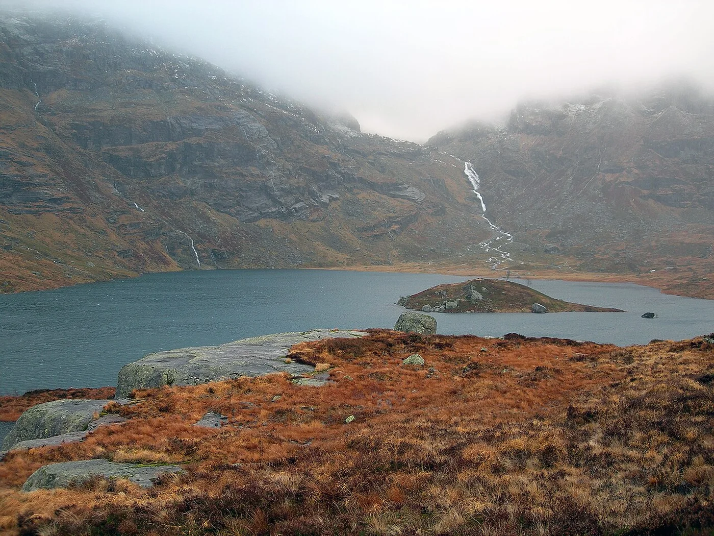 Tåkelagt fjellvann ved Sauda med foss og høstfarger