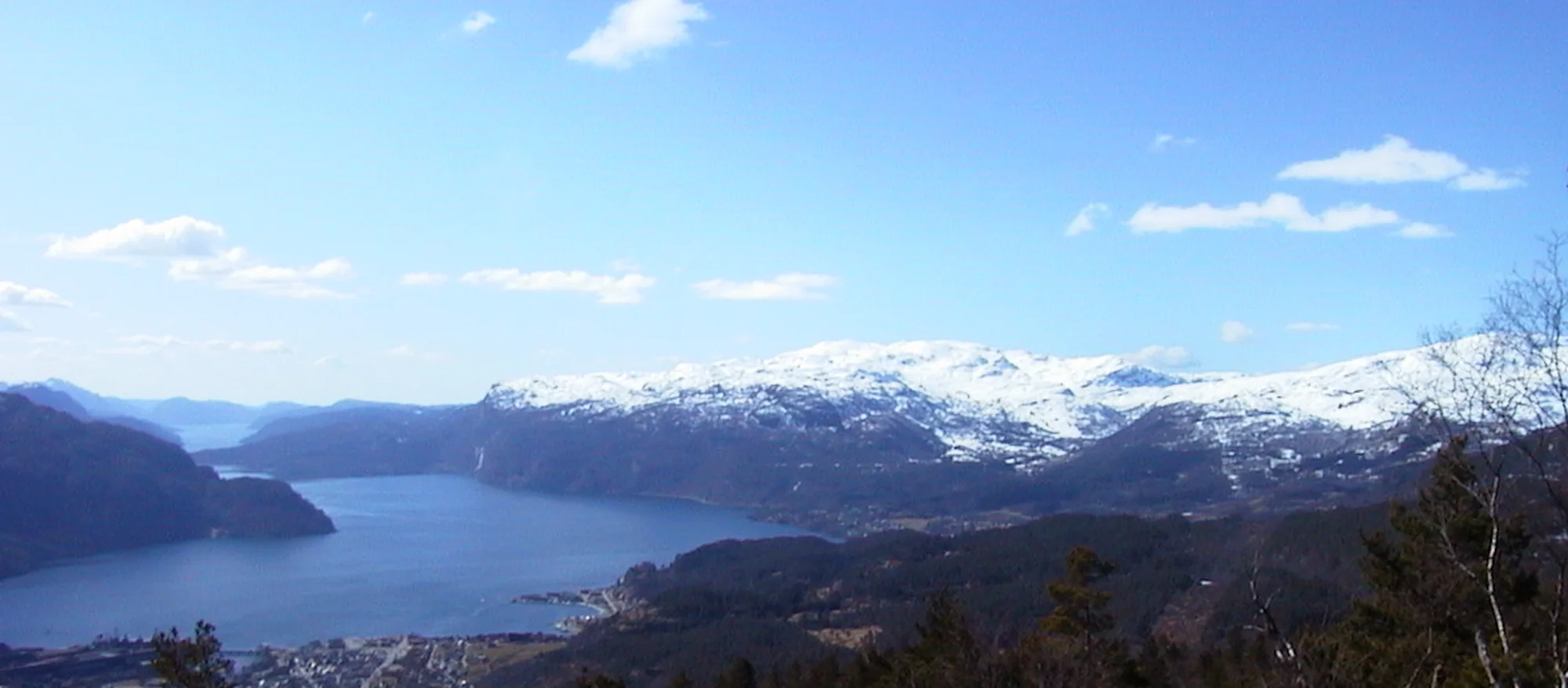 Utsikt over Saudafjorden med snødekte fjell